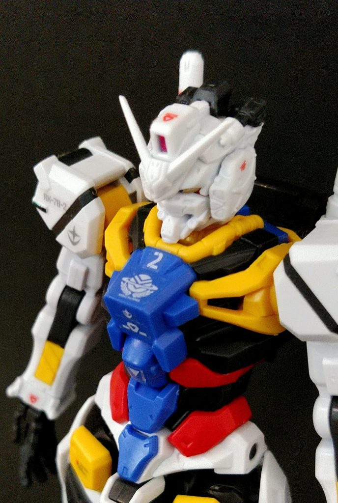 アゴの丸いカメラ？はオミット。なんかイヤだったから。胸部装甲を一部カットして赤いガンダムのモノと合体。&nbsp;