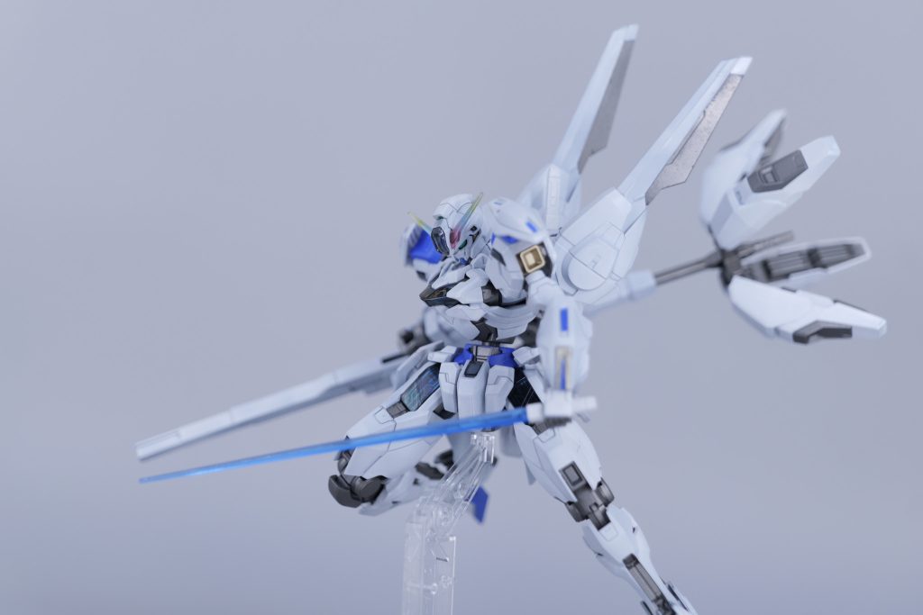 デカールを貼る前ですがこのポーズも気に入ってますグワーっと飛んできてる感じがいいですね青いビーム刃も本体の青とあっていて、めちゃくちゃ美しいです