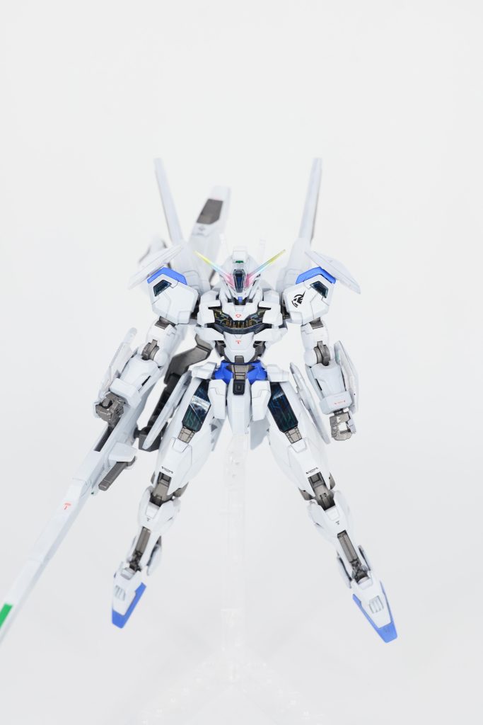 正面から本体がワントーンなので、頭部アンテナの美しさが引き立ちます