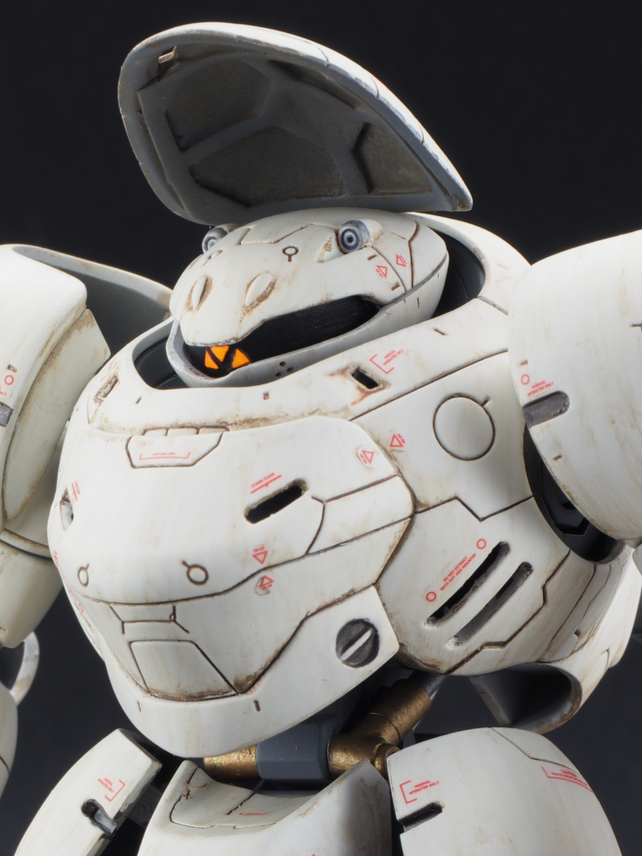 上半身アップカメラアイは3mmプラ板で新造しており、蛍光オレンジで塗装しているのでブラックライトで発光しますまた、頭部バルカンは形状が似ていたガンダムグシオンのものを移植しています