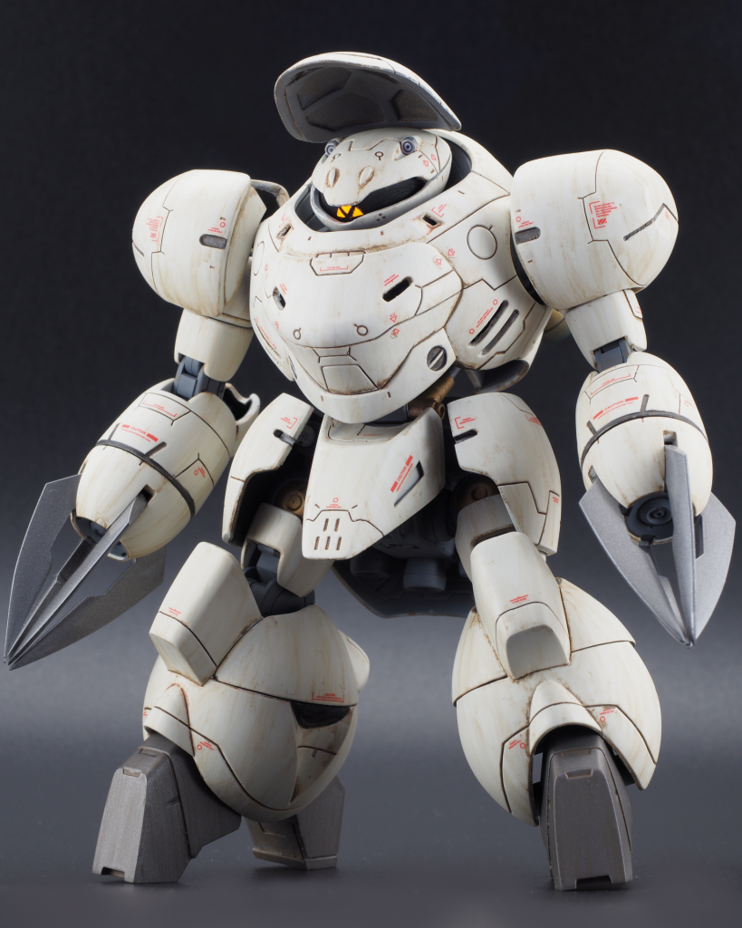 フロントビュー肩部アーマーやフロントスカートはミキシングで自分好みの感じにまた、目立つスリット部の開口や腹部シリンダーの置き換えを行い、リアル感が出るようにしています