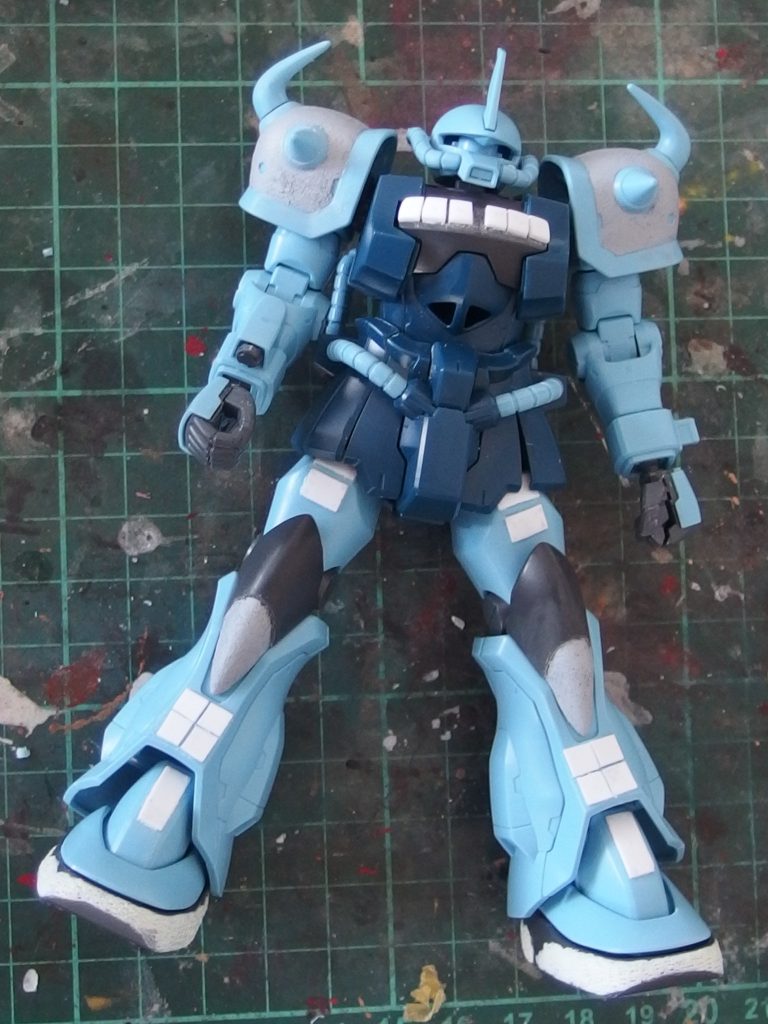 胸部に爆発反応装甲表現 初めてのプラ板加工でドキドキしたわ~💧脚部に装甲板を追加太ももと靴正面部にもプラ板を接着。模型店でプラ板を物色したみたら数年前より値上がりしたらしく、セリアの安価な物を使用した。