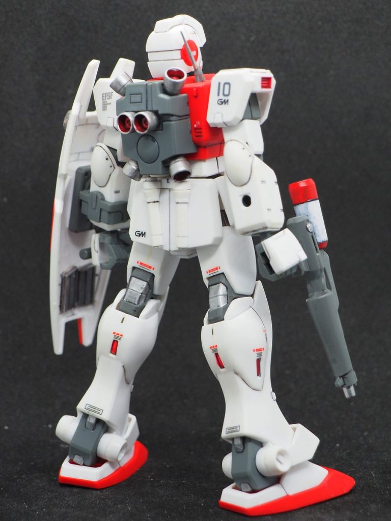 そのままでも良いのですが、関節に少しジェラルミン塗装してみました(gundam-kao6)
