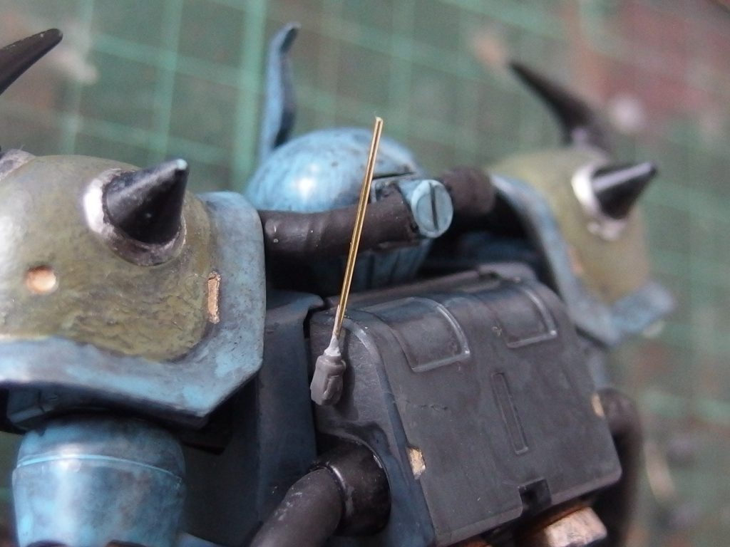 ランドセルに通信アンテナを追加 「ウェーブのJ・センサーと真鍮線でアンテナを追加」とホビージャパン誌面には記載されてるんだけど、こんなの不器用な私には簡単には出来ない訳で💧完成後も衝撃が加わると真鍮線はポロリしちゃうの(笑)!