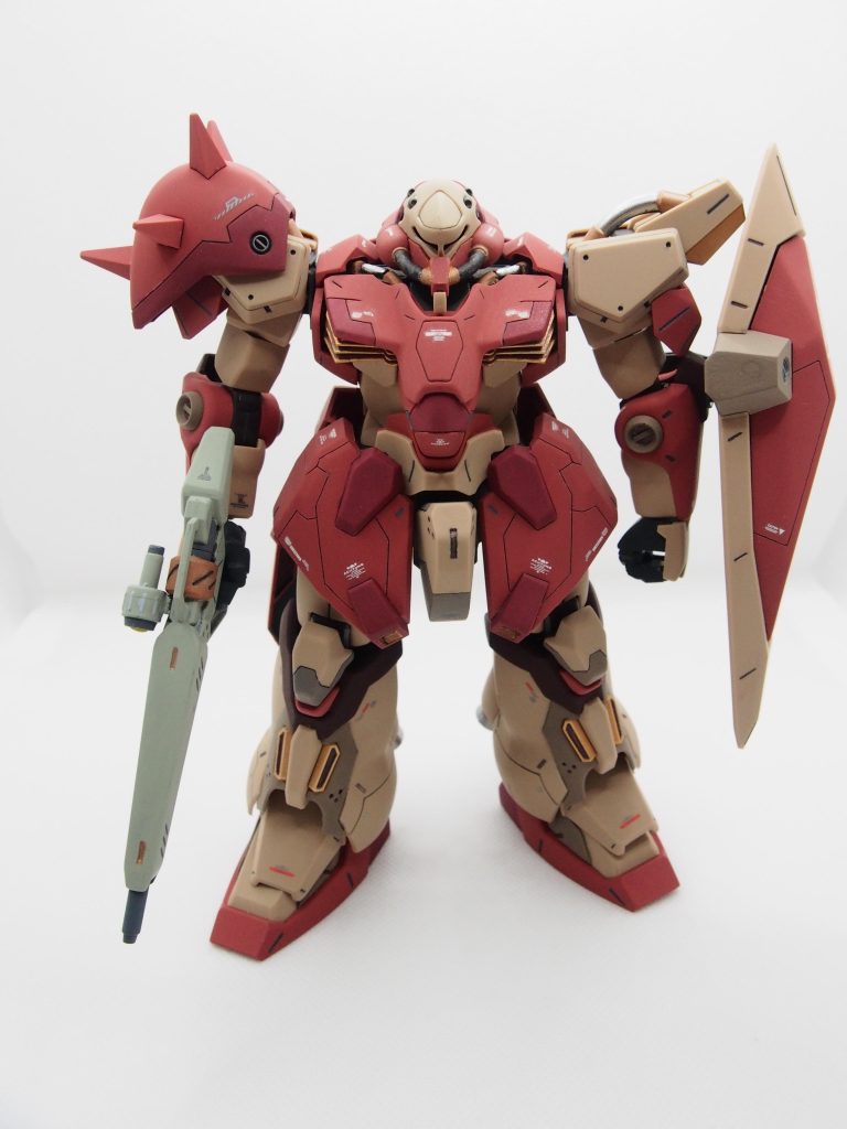 スジボリの練習にとあれやこれやと追加しましたが....パネルラインの取り方が不自然に...頭部のバルカンももう一回り小さく仕上げたかった..精進します..(zaku-kao4)