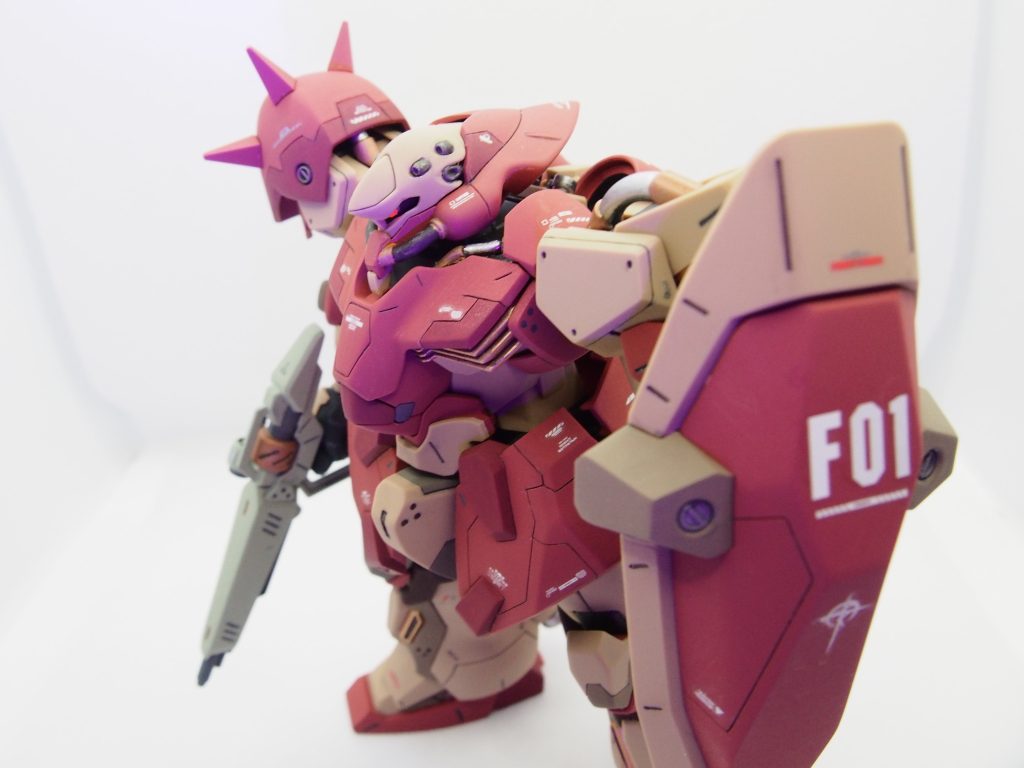 最近はガンプラの生産量も多くなってなのか、店頭で手に取ることができて嬉しいですね.マッシブな機体が好きなのでMESSERかっこいいです.これからも作成を楽しみたいです.(gundam-kao6)