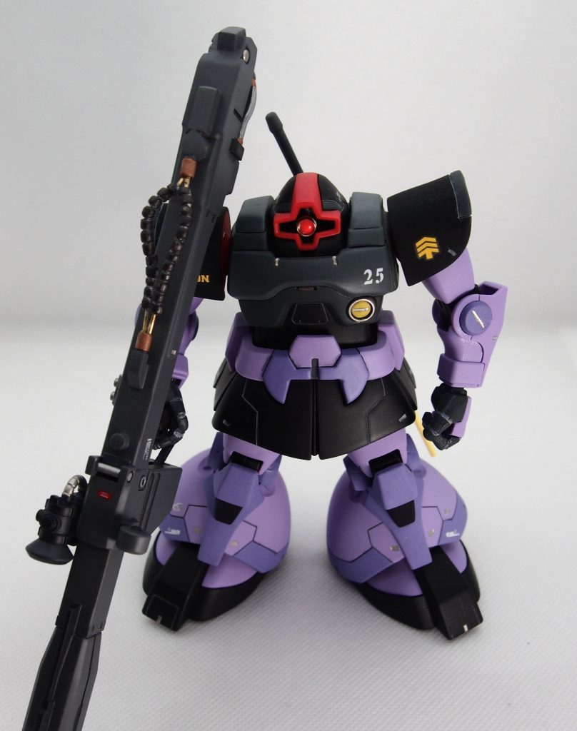 みなさん、お気づきでしょうか....脚が左右逆...! 泣(zaku-kao9)後ハメ加工という高等技術は私は使えませんので、しっかりはめ込んで合わせ目消し... デカール貼りの時点でやっと気づきました..もはや滑稽..(zaku-kao1)