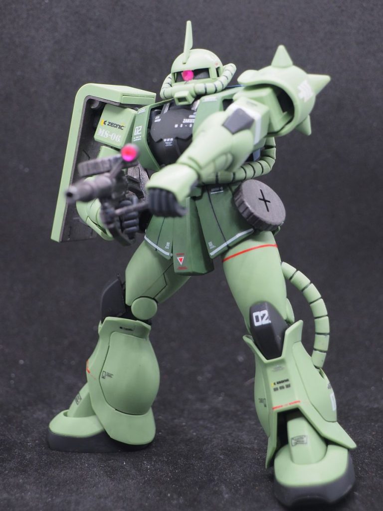 モノアイはデコシール、武装類やシールド裏は焼き鉄で塗装、デカール増強しています(zaku-kao5)