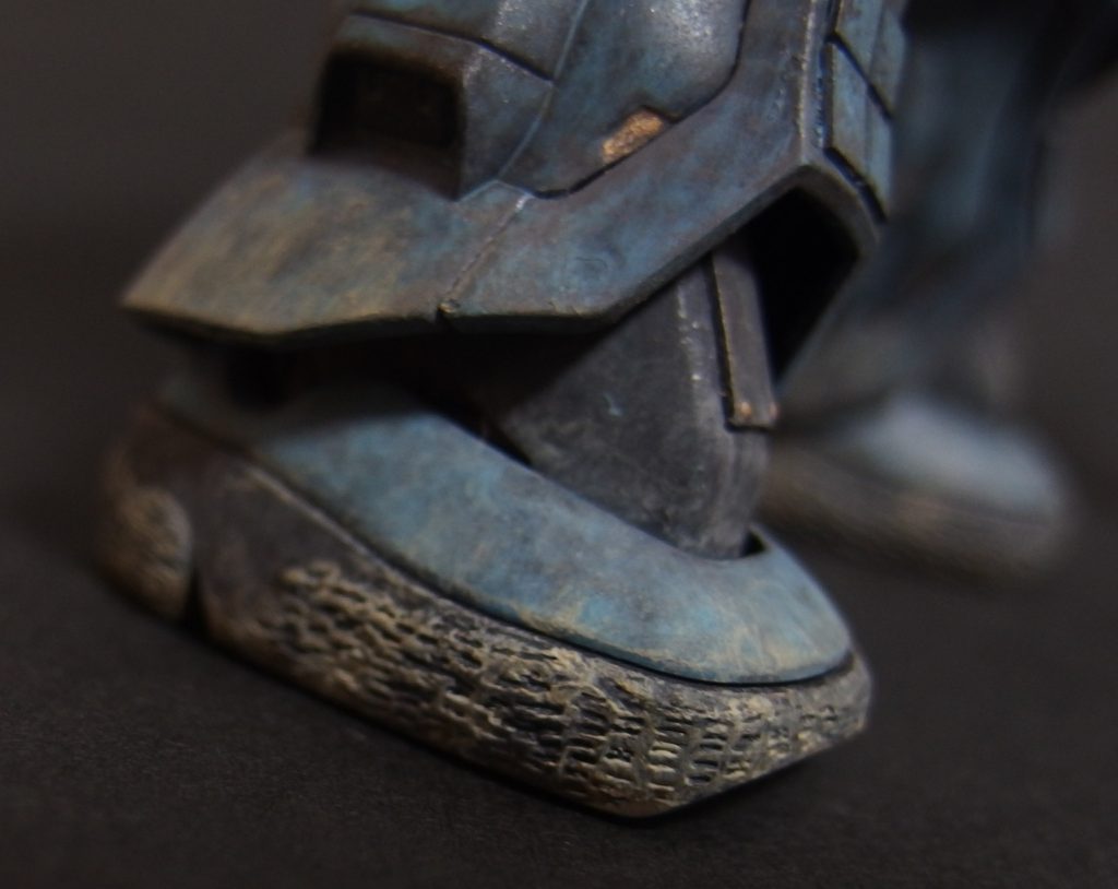 靴部にツィメリットコーティング パテを貼って、マイナスドライバーでチマチマと「-」の溝を刻んでいく。こういう地道な作業は、割りと好きで集中して没頭してしまうのだ。