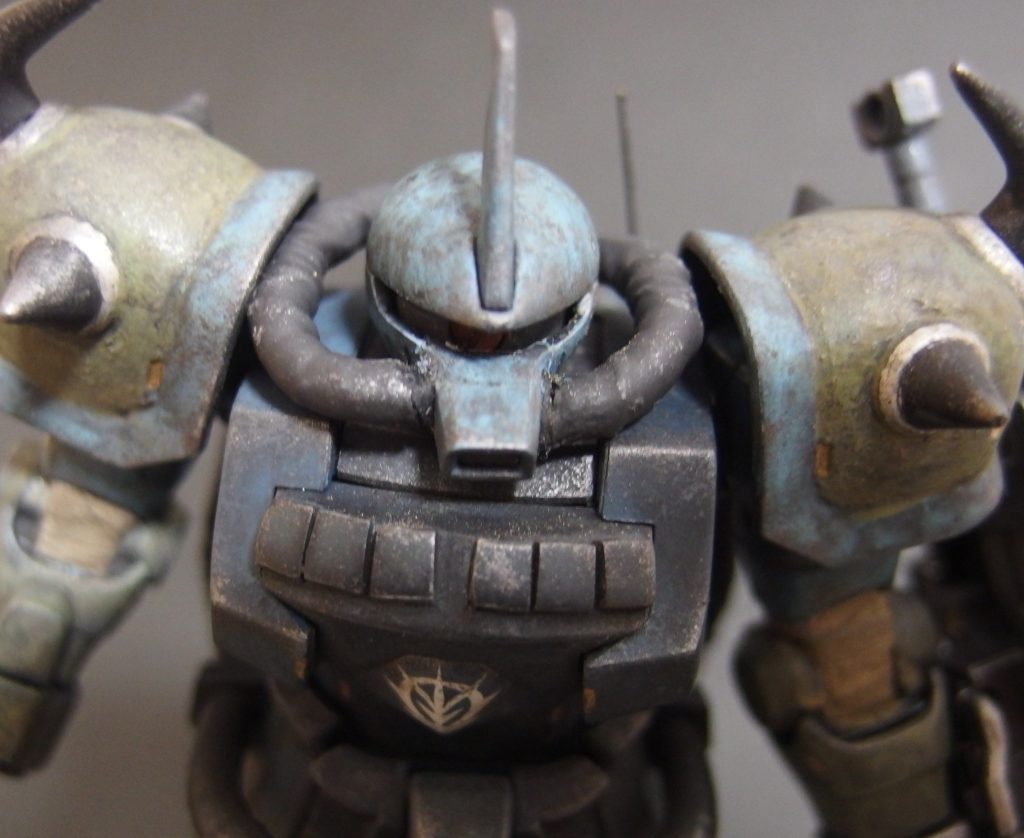 動力パイプにシーリングこの作業が、今回の中では最も大変な作業だった💦誌面上では「頭部と胴のパイプに保護用のシーリングを追加する。素材は電気工作用の熱収縮チューブを利用」すると書かれているんだけど、具体的に何ミリのチューブを使用すれば良いか分からないし、頭部のパイプにこのチューブを通すにはどうしたら良いか分からず、こんなもんかとやってみたら上手く行かず💧失敗を繰り返して、どうにか見れる形にはなったのかな~💦