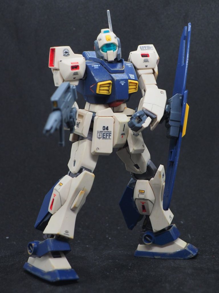 もう1機デザートカラーが手付かずで眠っているので、連邦カラーにするのも面白いけど時間と相談ですねぇ(gundam-kao5)