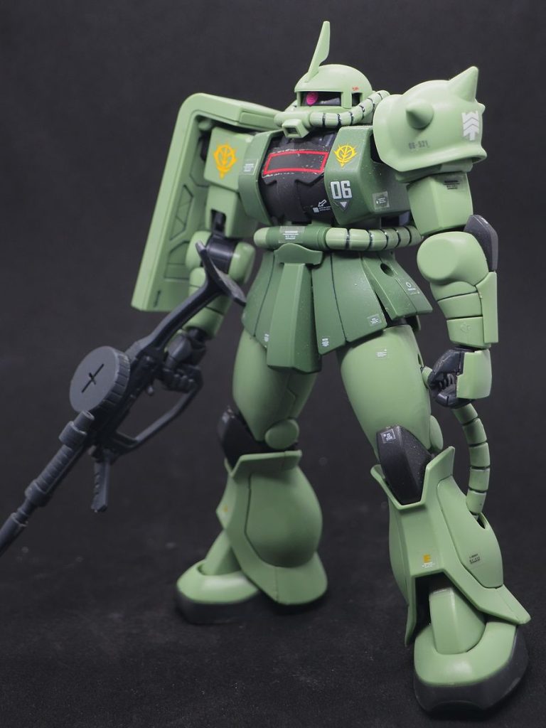 RE前の姿(zaku-kao4)気に入らないデカールは全て剥がして、部分塗装を加えています(zaku-kao5)