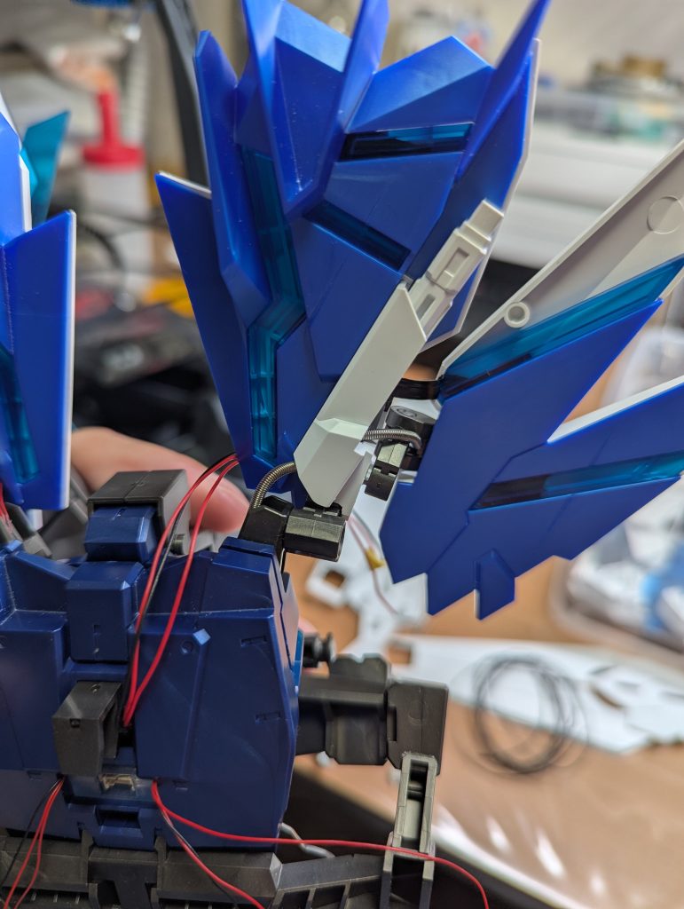 アームドアーマーXC配線の見える部分はスプリングで誤魔化し。サイコフレームから見える内部にはラピーテープを貼り、光が反射するようにしてあります。(写真はテープを貼る前)