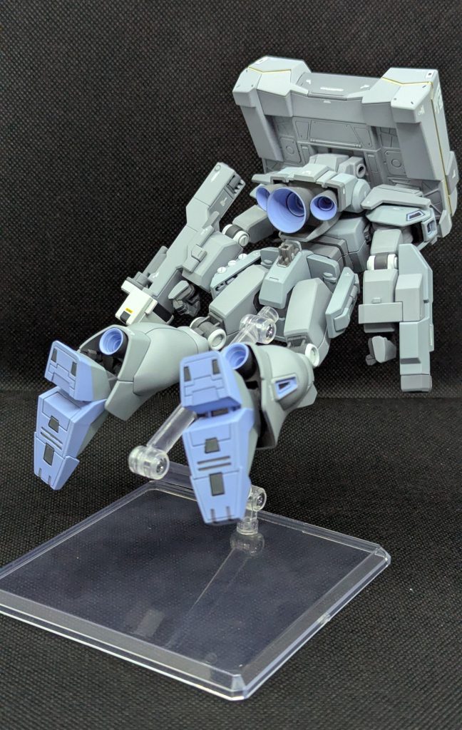 スラスター内部の兵器らしからぬ差し色。これがやりたかった。EWACジェガンは見栄を切ったりするよりもクラゲみたいに漂ってるポーズが似合うので、スラスター内部色はチャームポイントだと思います。