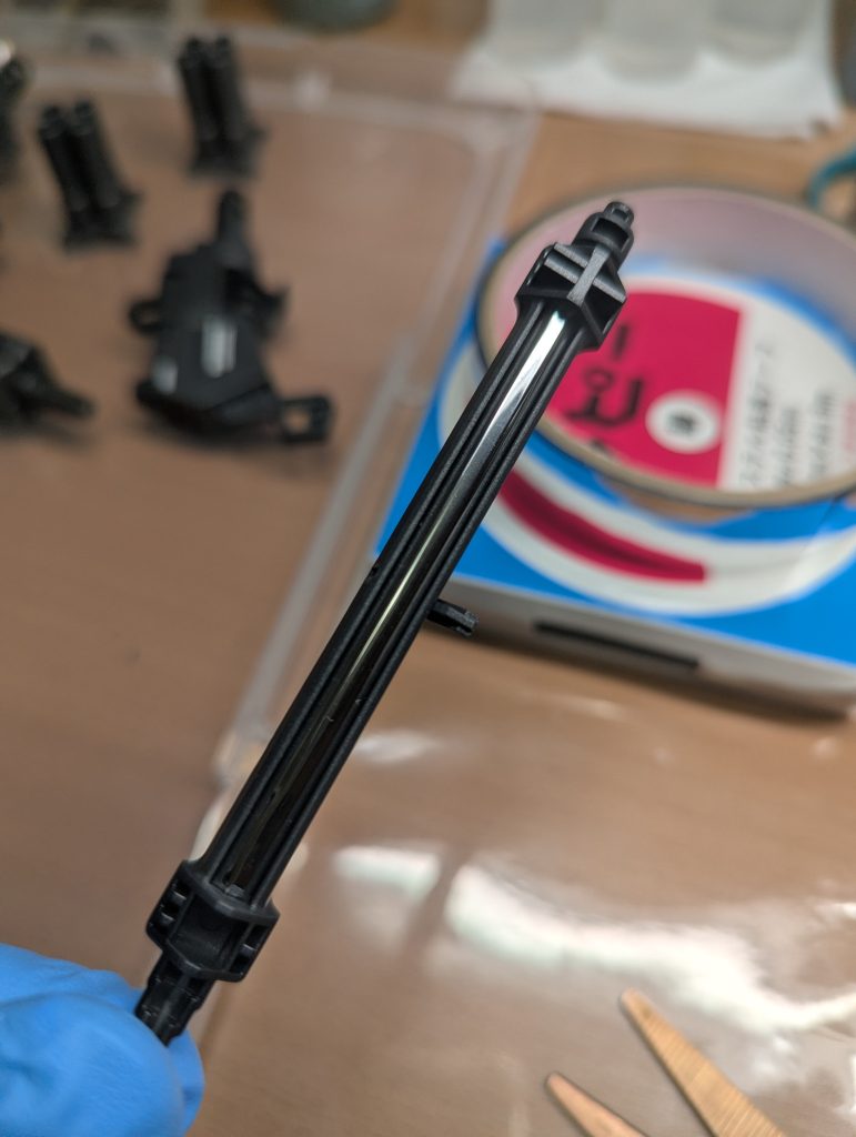 ビームガトリングの肉抜きはラピーテープを貼ったプラパイプでディテールアップ。