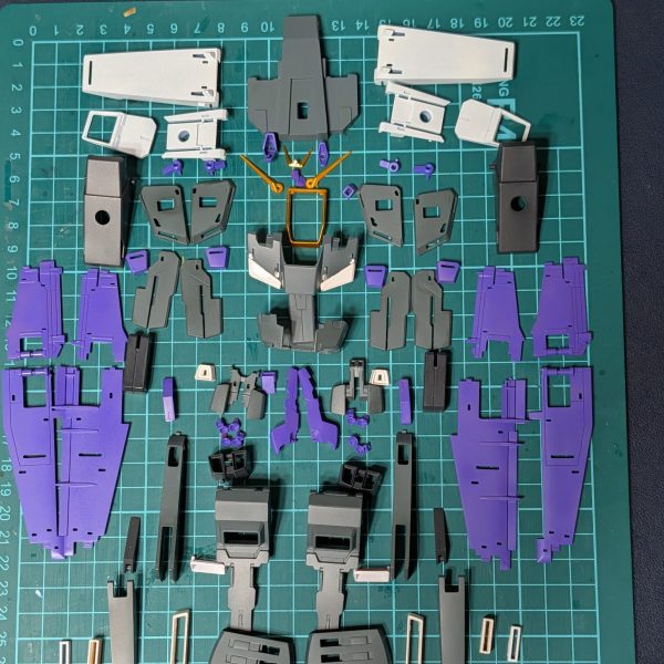 FAZZ？イヤ、持ってないです。雰囲気だけでもと思って無謀にも通常ZZをFAZZカラーに塗装を試みる。しかもガンダムマーカーエアブラシで。はい、エア缶一本使ってもここまででしか塗れません。途方に暮れてます。使っているマーカーもセットのジオンカラーやらパープルで足りなくなるとセット買わなきゃ。コスパ最悪。少しだけ組んでモチベ保ちます。（1枚目）