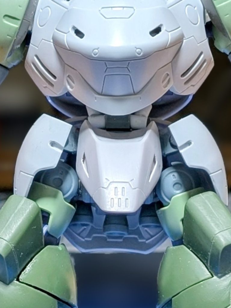 製作途中状態その２腰部フレームが設定画と比べて間延びした感じがしたので、股関節とサイドアーマ取付部をそれぞれ幅詰めしています