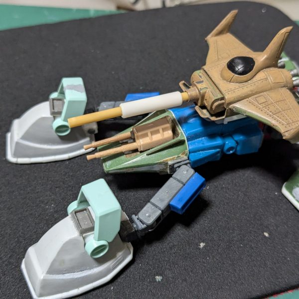 以前作った陸戦マラサイの塗料が残ってたのでそのグリーンを塗ってから指で割いたマステを貼りました。MrカラーのNo 310を塗ってまたマステ貼ってます。（7枚目）