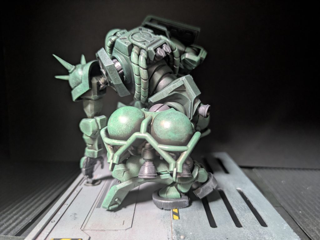 塗装の方針より、どう改造するか？塗装で情報量増えるので、GQ版ザクの細かいディテールとかパーツ色分けは情報量過多となるため、逆にディテールとか埋める方向で・スパイクアーマーのトゲを新造、縁をちょい大型化・膝裏が見えるので、メカっぽくする・モノアイを初代っぽく3㎜径で大型化　（蛍光ピンクシール＋UVレジン赤で作成。）&nbsp;