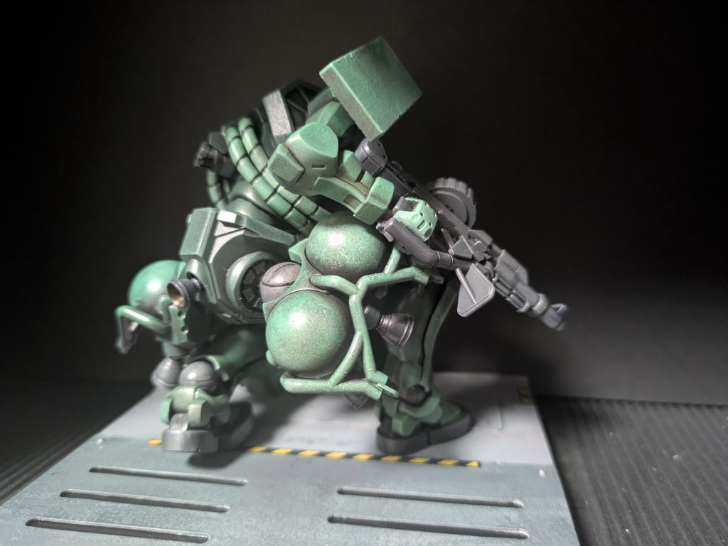 しゃがみポーズの改造キットのままでも、それなりなんだけど、手が地面に届かないなので、自然なポーズで地面に手が届くように改造・肩軸を伸ばして、金属線で曲げて接続・股間軸を右足と左足で変更・左つま先で接地、かかとが上がるように、足首関節を変更・腹部をより前屈になるように軸を変更・バーニアを足に干渉しないように・・・説明が難しいｗ&nbsp;