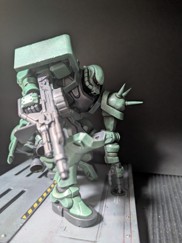 まず、どんな塗装にするか？黒下地で、色を乗せていくイメージ。細かい塗り分けはせずに、ファーストザクのイメージに近づける。&nbsp;