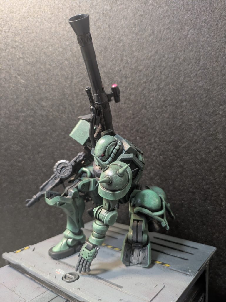 後、塗装は、初代ザクと同じ配色で黒ベースにスポンジ塗装＆ドライブラシで色を乗せていきました。イメージ通りにはならなかったけど、これはこれでいいかｗ