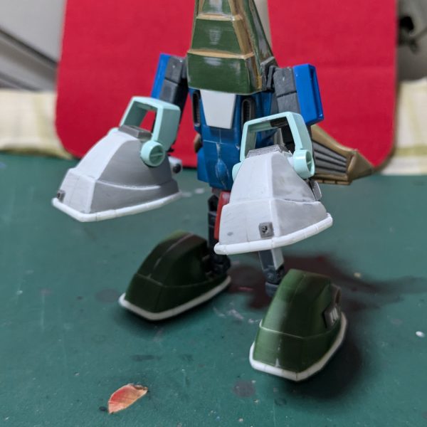 以前作った陸戦マラサイの塗料が残ってたのでそのグリーンを塗ってから指で割いたマステを貼りました。MrカラーのNo 310を塗ってまたマステ貼ってます。（6枚目）