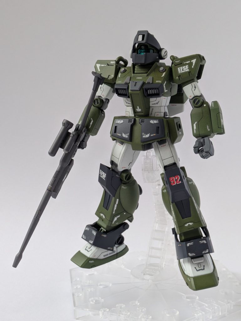 【上半身】頭部メインカメラには増加バイザー。ボックスタイプビームサーベルユニットを左腕に。高機動戦用に中距離射程のビームライフルを装備