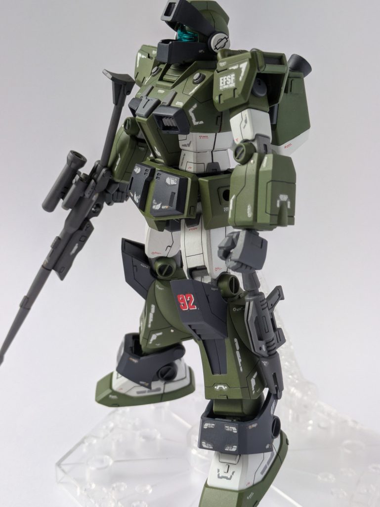 【下半身】腰には予備冷却ユニットを設け、また各所に追加装甲も。両ふくらはぎのアタッチメントにビームスプレーガンを装備。