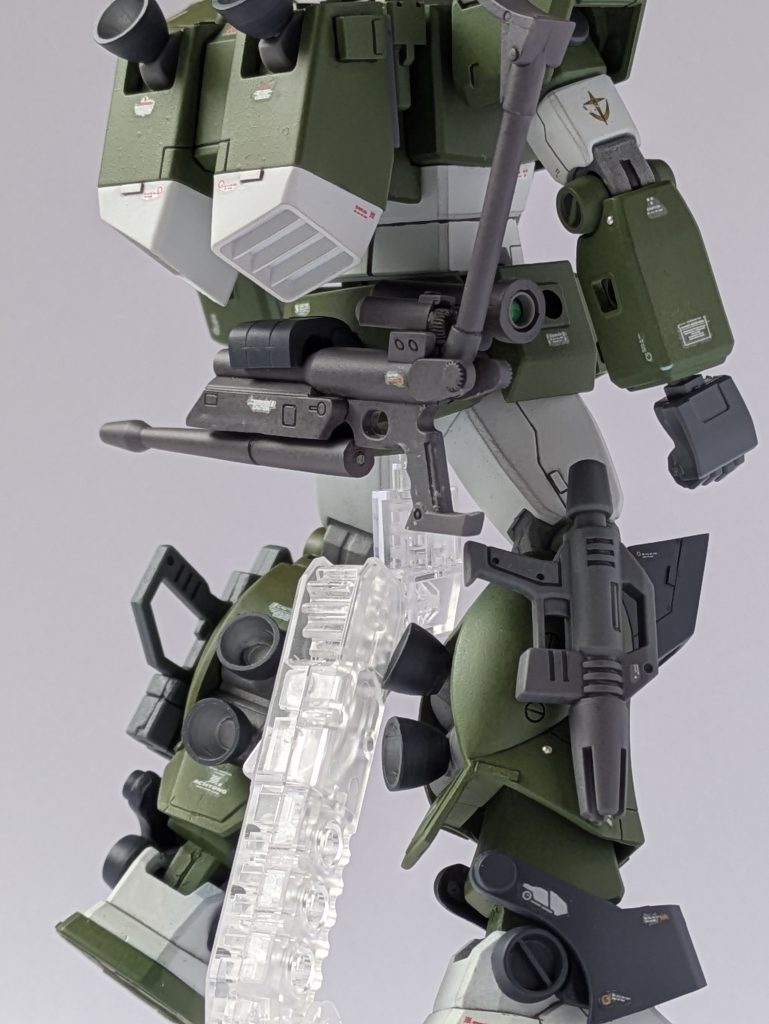 ライフルは、スコープにパーツ追加でディテールアップ。また、砲身を延長しています。磁石を仕込み分割収納できるようにして、ストックもジョイントをいれて可動するようにしました。これで腰に格納します。