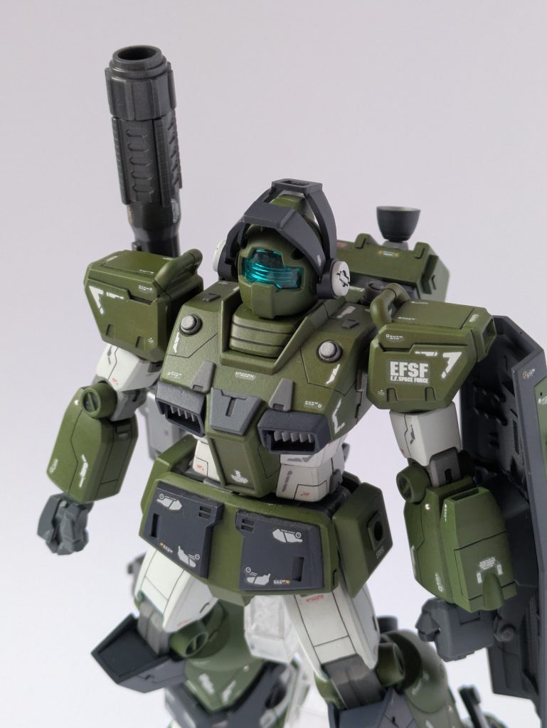 頭部のバイザーは上方へ可動式にしました。アンテナは可動で邪魔になるので無し