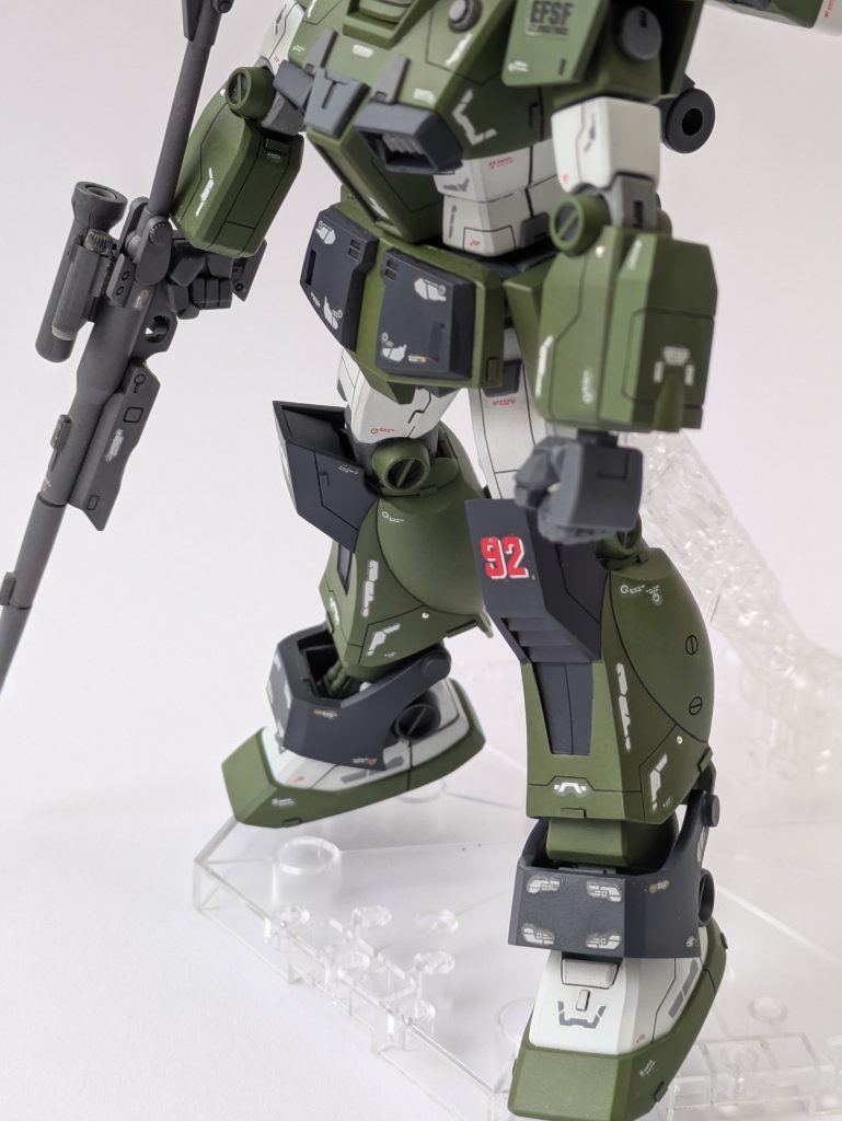 脚は旧キットMSVの足を活かして。エース機でカスタムとのことなので、太い無骨な重戦型のイメージで。プレミアムバンダイであったHGキットはスタイルがシュッとしてカッコ良いけど、このくらいでも更にカッコ良いのでは？今回、旧キットは譲り受けたモノなのですが、前任者は改造するため一部カットしている作りかけでした。その意向を組んで引き継いだ！その結果を前任者の方に見て頂けると嬉しいです。太腿やスリッパは旧キットではなくHGのGMのパーツを使いたいので関節の移植や接続部を作りました。移植作業は初挑戦でしたが上手くいって良かった！