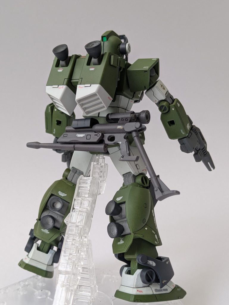 【背面】RX-78と肩を並べる程にチューンナップ。バックパックは大推力パワーロケットパックを有し、脚には補助推進装置が設けられている。