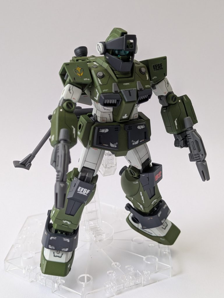 すじ彫りも各所に。ディテールアップ用にモールドパーツやシルバー丸やプラ板を貼付け。今回は胸のダクトパーツがお気に入り