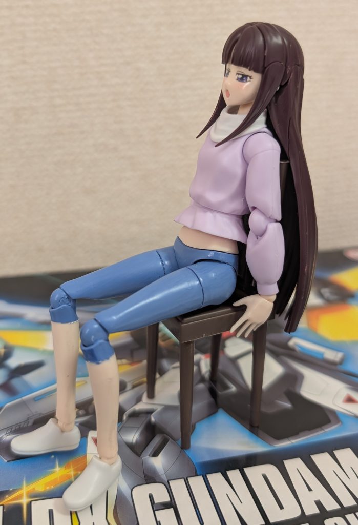 髪も下した状態で椅子に座らせます。