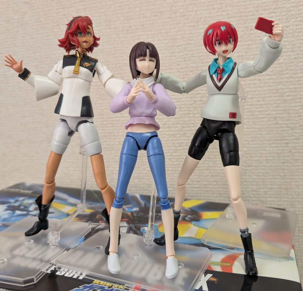 マチュ「せっかくだし、記念に3人で撮ろうよっ♪」ティファ「えぇ、お願いするわ♪」スレッタ「わーい、嬉しいでーす♪」ココでは一転、女子3名で和気あいあいなスリーショットを撮ってます♪♪♪もしも「ティファになんて恰好を・・・!」と思われた方々がいたら、心から土下座します(-_-;)今回の連続投稿も閲覧していただき、ありがとうございました(ーー)