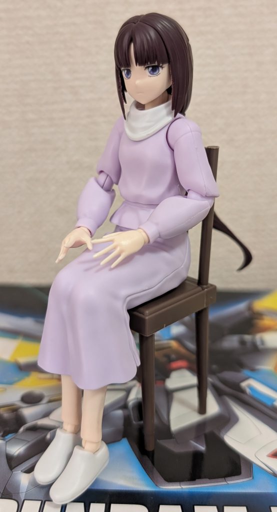 パーツ差し替えで、椅子に座らせられます。