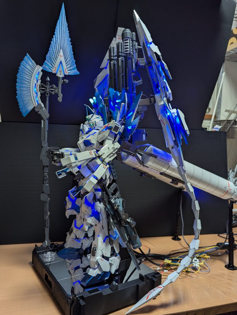 とりあえず完成したものを光らせて一枚(仮置きなので、配線ぐちゃぐちゃは気にしないで)。大型ブースターのせいで作業台には横向きでしか置けません。このままだと展示ケースに入れる際も横向きになるので、大型ブースターの接続を変更。