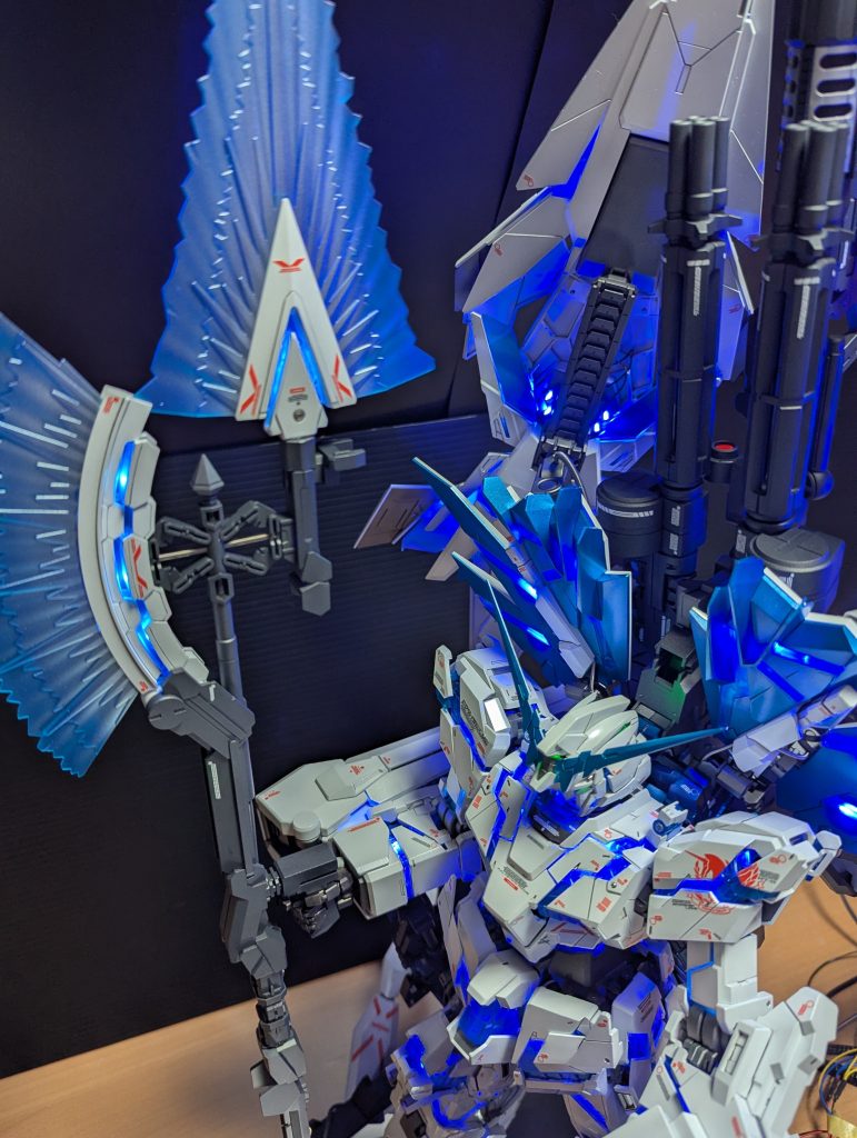 ジャベリンは内部にLEDの配線を通すのに、一部スプリングで配線をディテール化。