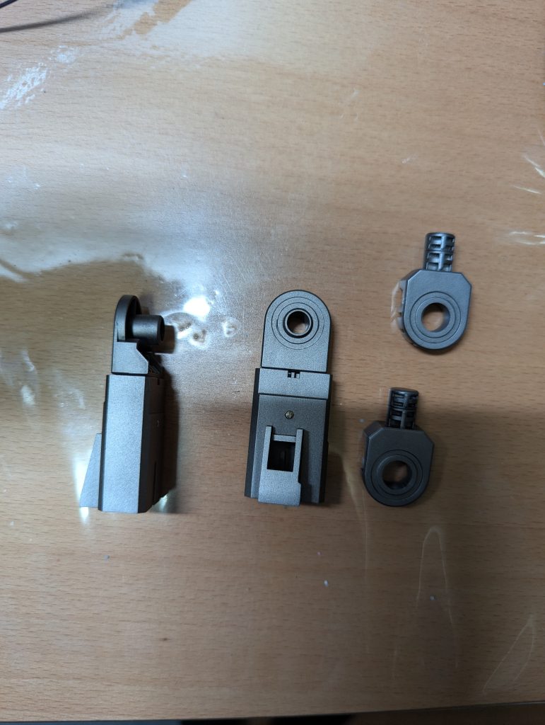 大型ブースターの接続変更に使ったパーツ類。接着では強度に不安があったので、ネジで固定してます。