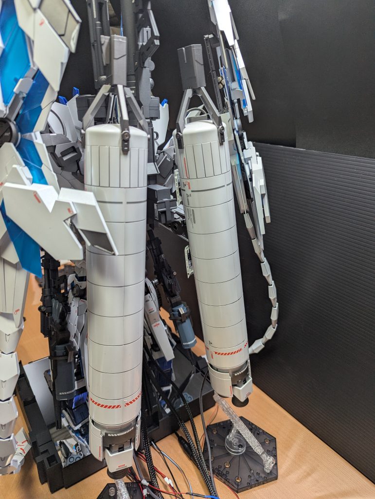 余剰部品等を使ってバズーカとアームドアーマーDEの間に背負わせる形に変更。さすがに重たいため、下からの支えは必須です。