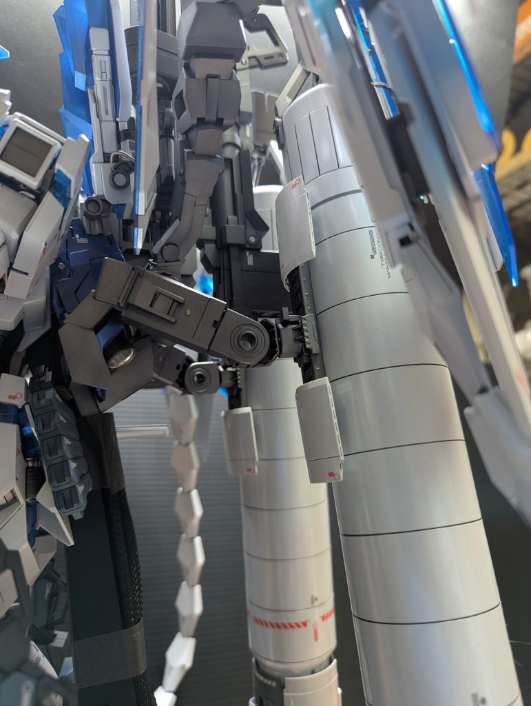 タンク側面に付けたレールと回転軸で高さと向きも多少変えれます。レールはタンクにネジで固定しており、ネジを隠すためにネジの上にパーツを磁石でのせてます。