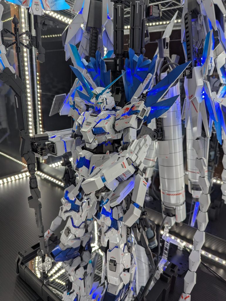 展示ケースに何とか設置。高さも奥行もギリギリ・・・。配線は出来るだけ目立たなくしたつもりです。ちなみにスタンドは全体的に黒→つや消しコートし、上面にミラーシートを乗せてます。