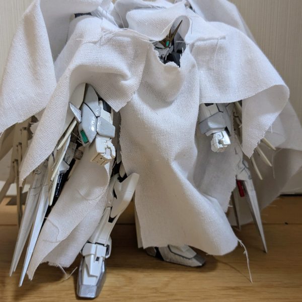 ガンダムスノーホワイト クロークドカスタム