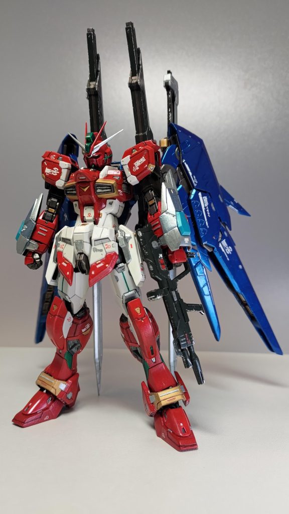 フロントショットです。肩の付け根や腰回り、太ももの白い部分は成形色とクールホワイトが混在してますね。<備忘録という名のカラーレシピ>黒:焼鉄色、黒鉄色、メタルブラック、ブラックグリーン白:クールホワイト 赤:メタリックレッド青:メタリックブルー、クリアーブルー緑:メタリックグリーン、蛍光グリーン銀:ガンクローム、GXアイスシルバー金:ゴールド 桃:蛍光ピンクドライブラシ:タミヤアクリルのクロームシルバー