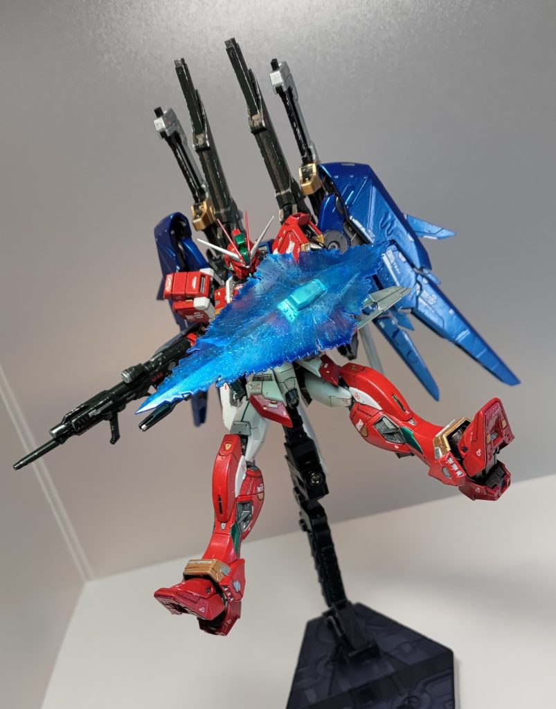 ソリドゥス・フルゴール ビームシールド! 裏面に100均のラメ入り糊を塗布し、表面をクリアーブルーで筆塗りして、最後に両面をタミヤアクリルのクリヤーでコーティングしてます。縁の部分をまばらに濃い青色にできたのは良い感じかな、と。