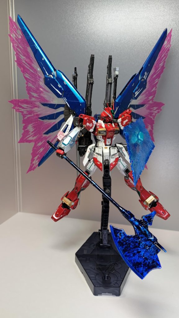 ゲッター線とデスティニーの名を冠するなら、手からビームアックスくらい出して見せろ!! ということで鉄血オプションからグシオンリベイクハルバードを持たせてみました。ラップ塗装をしているのは、太刀の縁にラップ塗装をして闘気を表現されたフォロワーさんのMGバルバトスに影響を受けたものです。