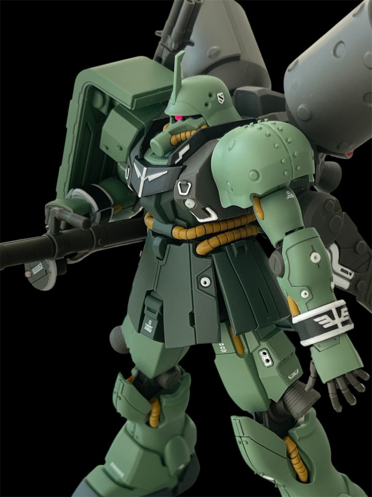 左肩の目立つ合わせ目も、同様に段落ちとランナーリベットで逆にさらに目立たせるようにしました。