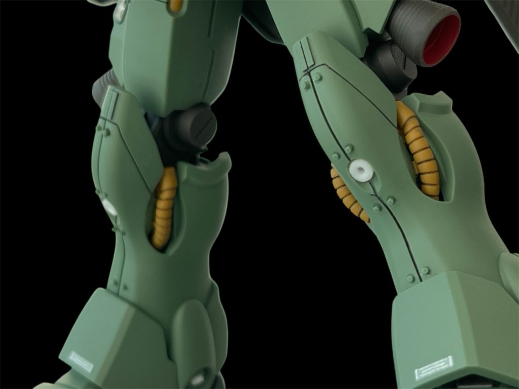 一番合わせ目の目立つ膝下部分ですが、最上部は合わせ目を両側から挟み込むように2枚のランナープラ板を貼り付けることで目立たなくしました。その下の部分は段落ちにして、合わせ目と相性の良いランナーリベットを入れています。