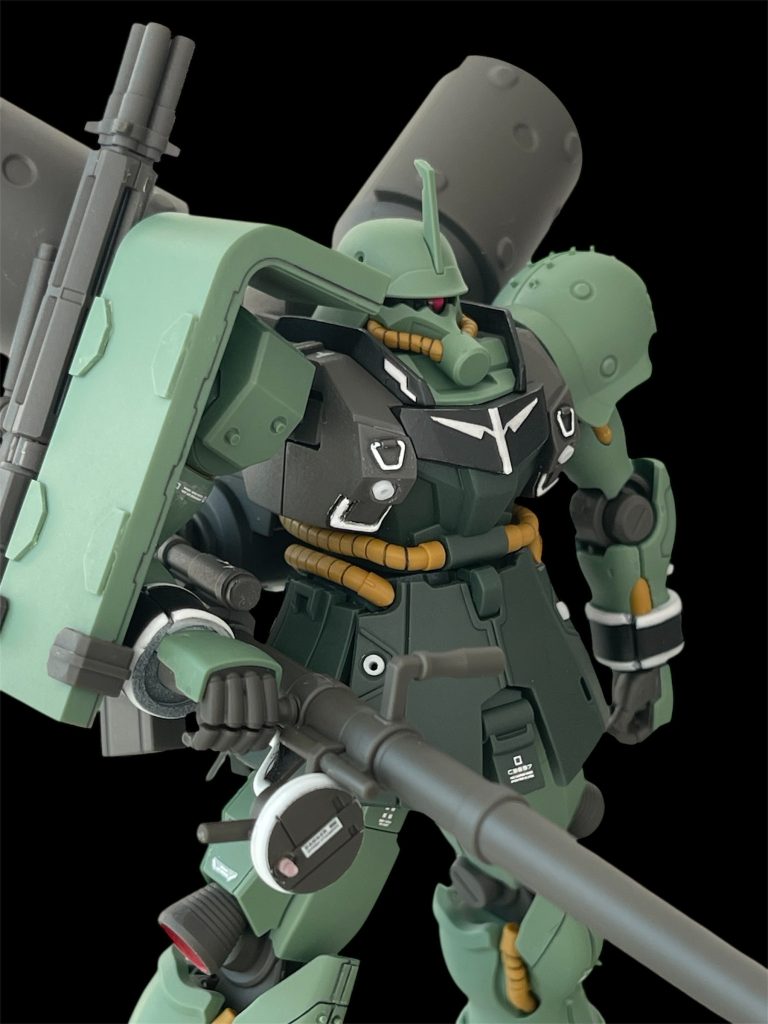 シールドにもヘアアイロンで作成したランナープラ板を貼り付けています。また右肩の凹モールドを地味にランナーで凸モールドに変更しています。